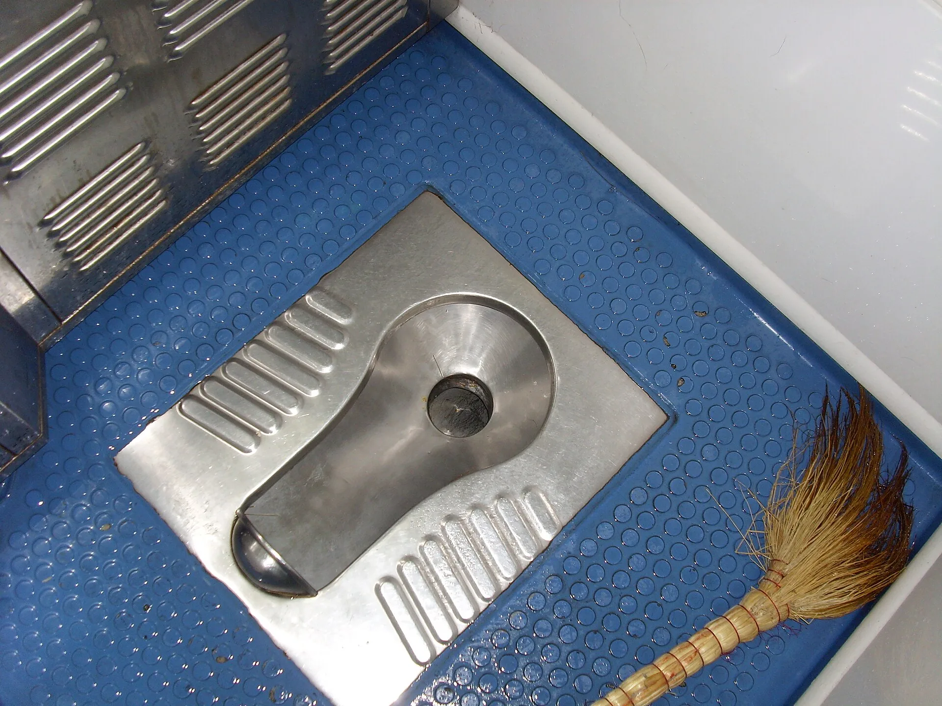 A squat toilet in the washroom of a soft-sleeper train carriage, the 3-star tier in practice (Photo: Cvalente via Wikimedia Commons)