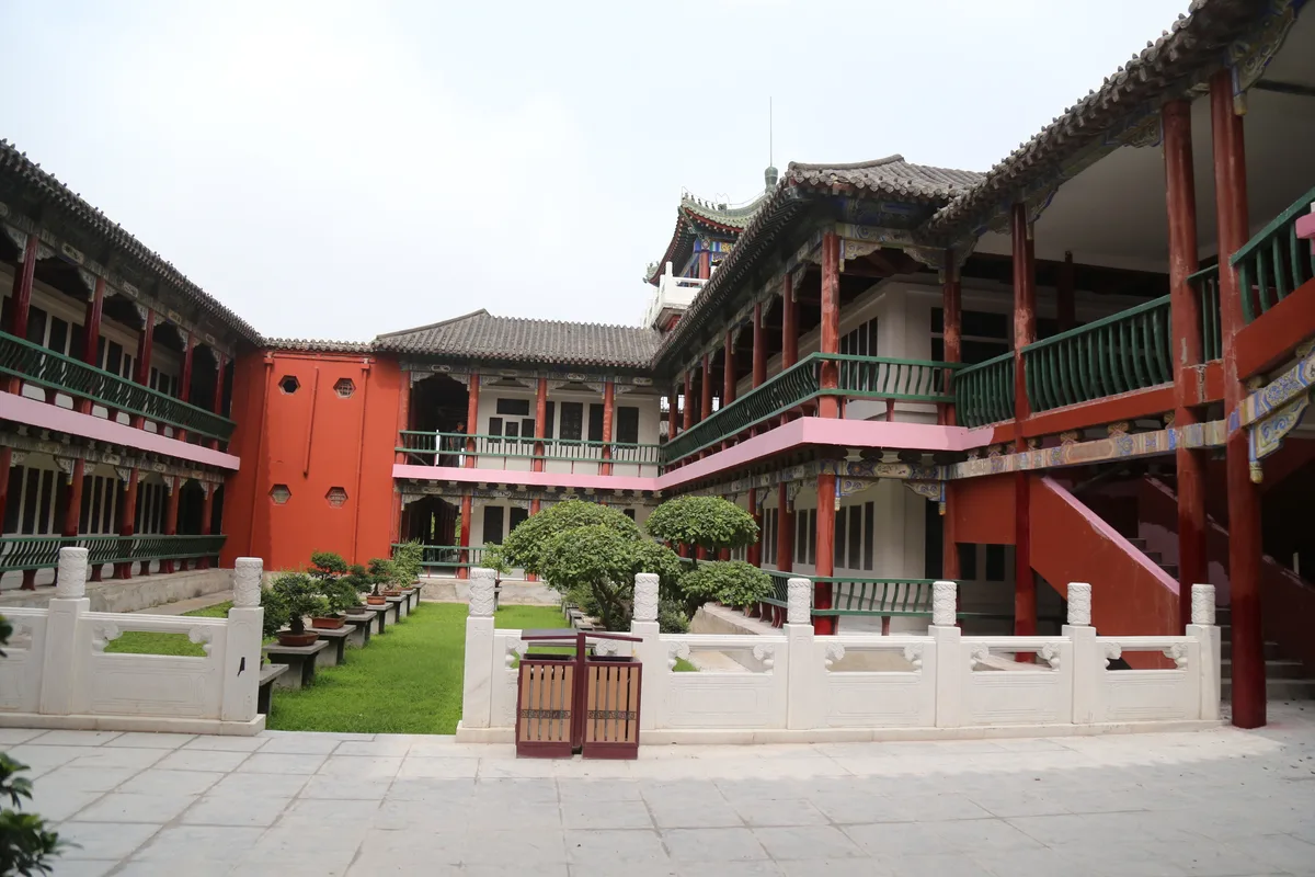 Un edificio de patio tradicional con columnas rojas y aleros de teja gris en el Jardín Chino Han de Kaifeng, uno de los cuatro sitios cubiertos por la entrada del Wansui Mountain (Photo: Jiangshang Qingfeng 1961 via Wikimedia Commons)