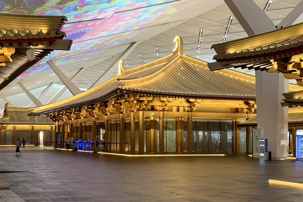 Le pavillon doré de style Tang du musée vu depuis le sol poli du hall du terminal 5 de l'aéroport international de Xi'an Xianyang (Photo: Windmemories via Wikimedia Commons)