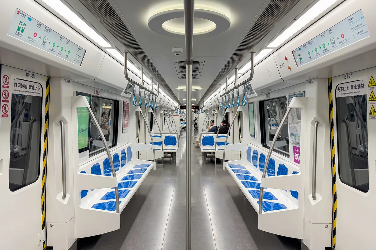 El interior de un tren de la línea 14 del metro de Xi'an, con el mapa de la línea sobre las puertas donde aparecen Qin'gong y Aeropuerto (T5) en la misma línea (Photo: Windmemories via Wikimedia Commons)