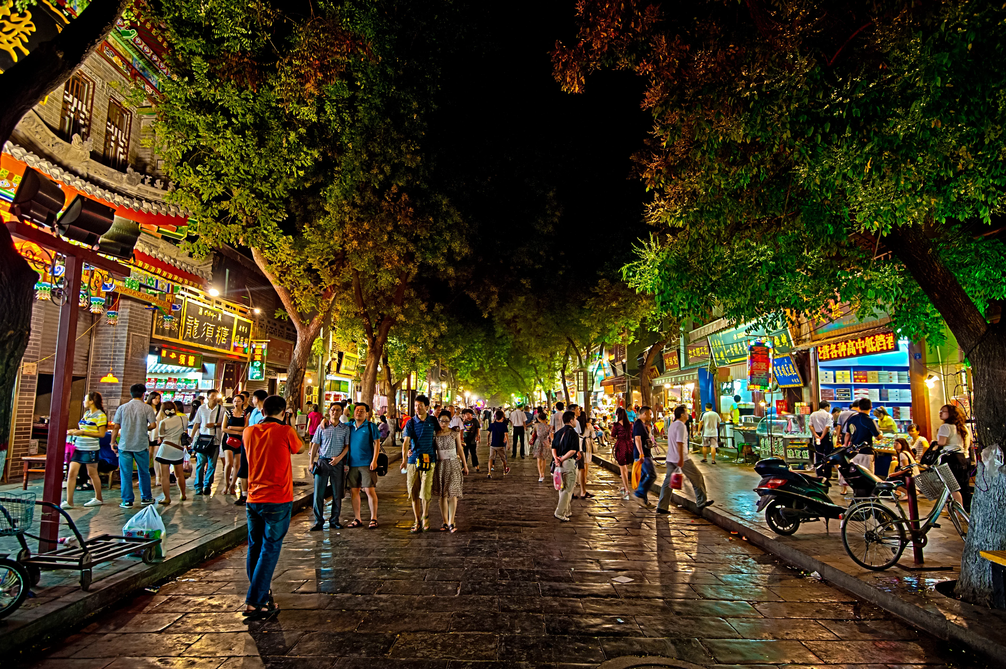 Puestos callejeros iluminados de noche en el Barrio Musulmán de Xi'an (Foto: chensiyuan via Wikimedia Commons)