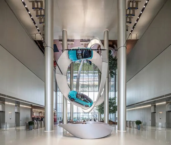 Xiaomi SU7 Max suspendida en un bucle de cinta de Möbius en la sala de exhibición