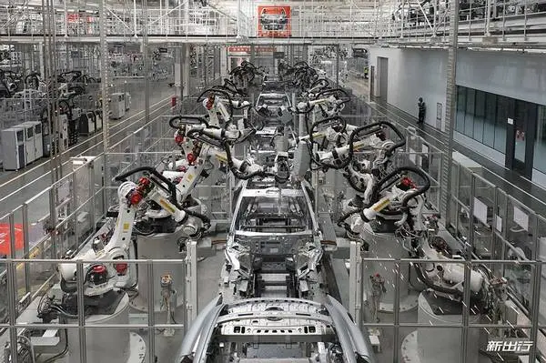 Shuttle eléctrico transportando visitantes por el taller de producción automatizado de Xiaomi en Pekín