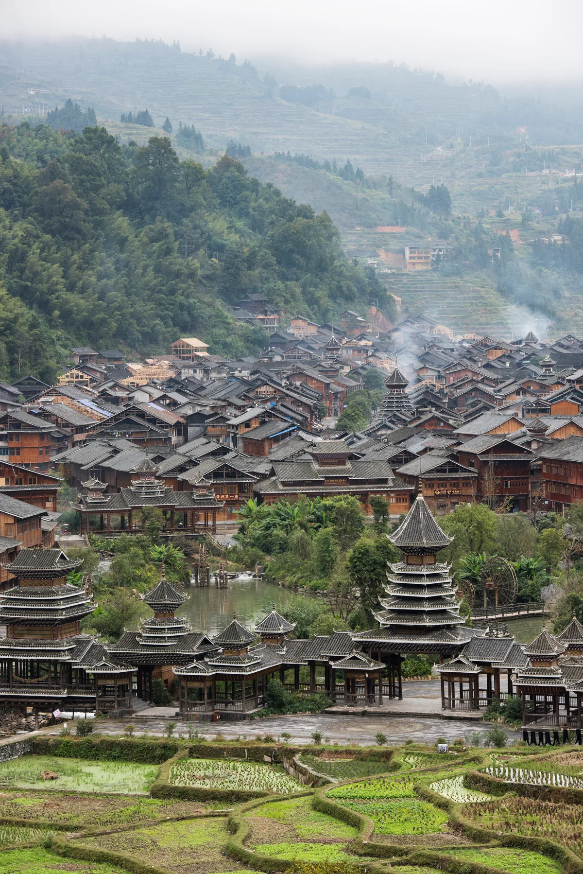 Zhaoxing Dong village from above: drum towers, covered bridges, wooden stilt houses and terraced fields in the valley (Photo: Chensiyuan via Wikimedia Commons)