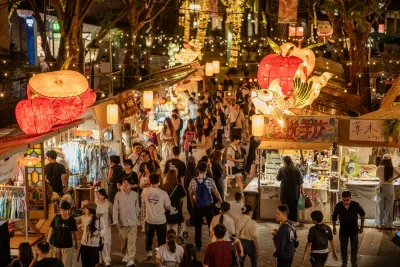 Marché de nuit chinois bondé avec stands de nourriture et lanternes rouges
