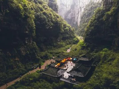 A Chinese-style courtyard house built at the bottom of a canyon