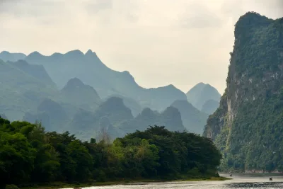 Picos kársticos elevándose sobre colinas verdes cerca del río Li en Guilin, China