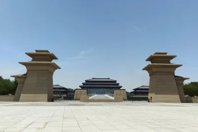 The twin gate towers and main hall of the Shaanxi History Museum's Qinhan Gallery on its plaza in Qinhan New City, west of Xi'an (Photo: Baomi via Wikimedia Commons)