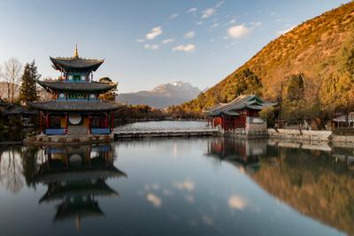 Pagoda on a lake with mountains behind in Lijiang, Yunnan — the Golden Route